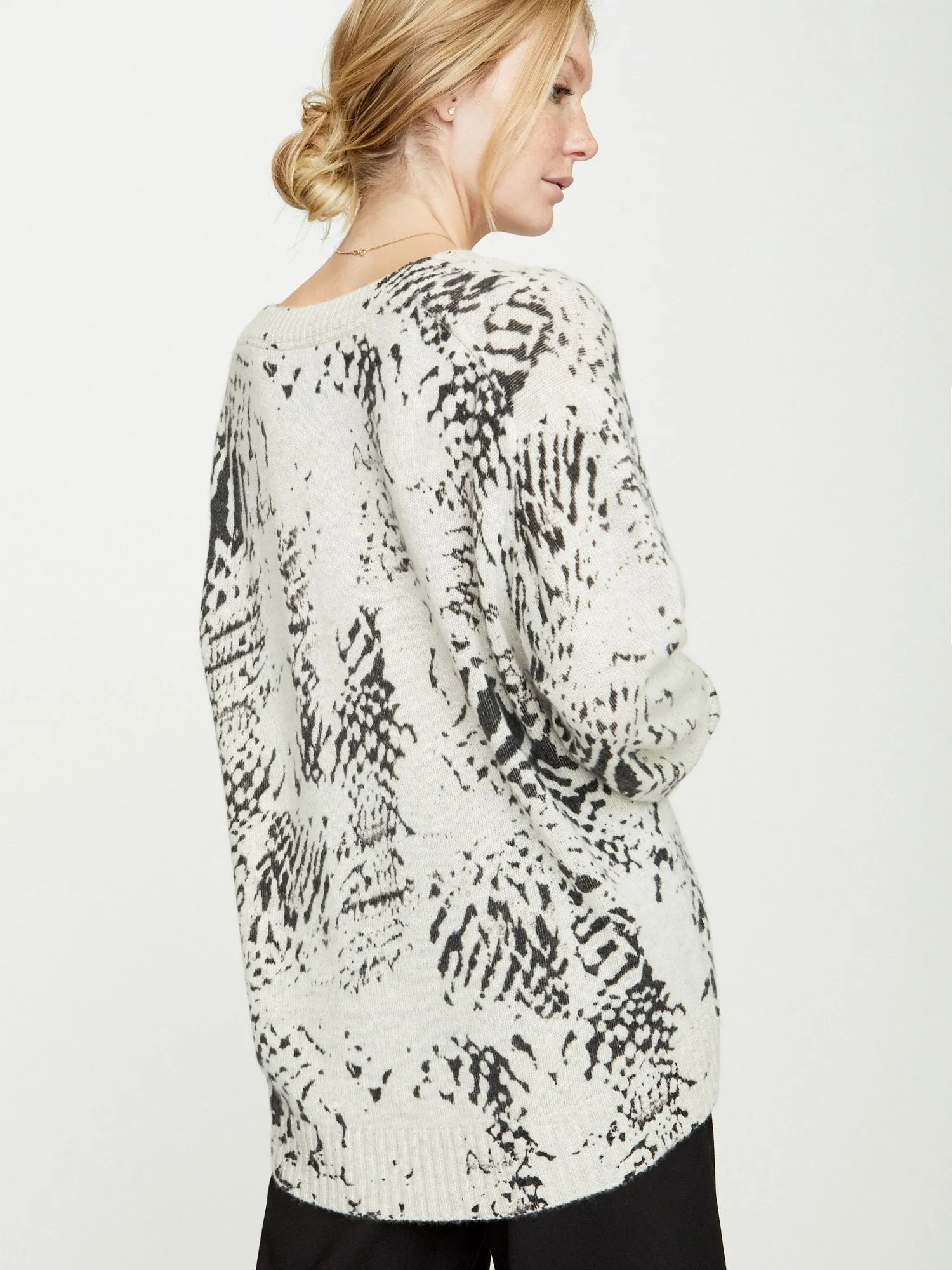 BROCHU WALKER - Camille Printed Vee Pullover Snake Print